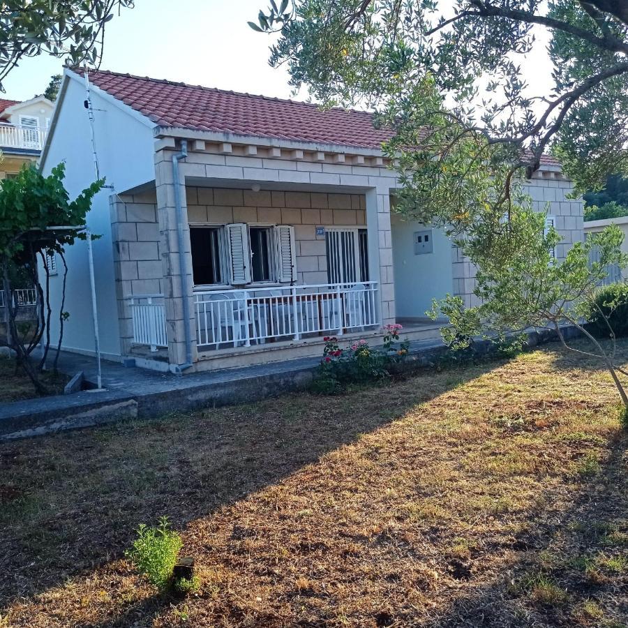 My Mediterranean Villa With Huge Garden And Own Parking Lumbarda Bagian luar foto