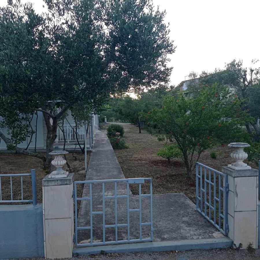 My Mediterranean Villa With Huge Garden And Own Parking Lumbarda Bagian luar foto