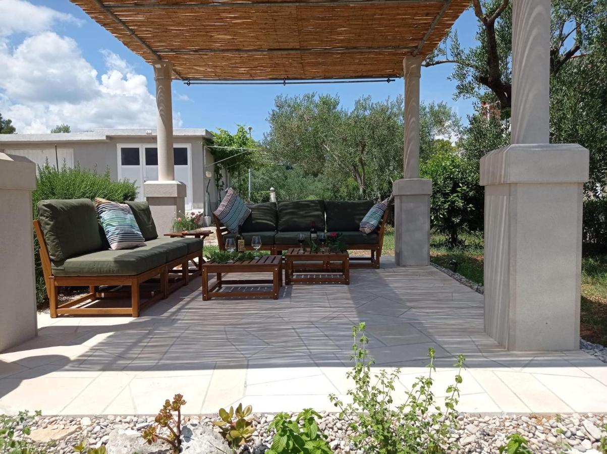 My Mediterranean Villa With Huge Garden And Own Parking Lumbarda Bagian luar foto